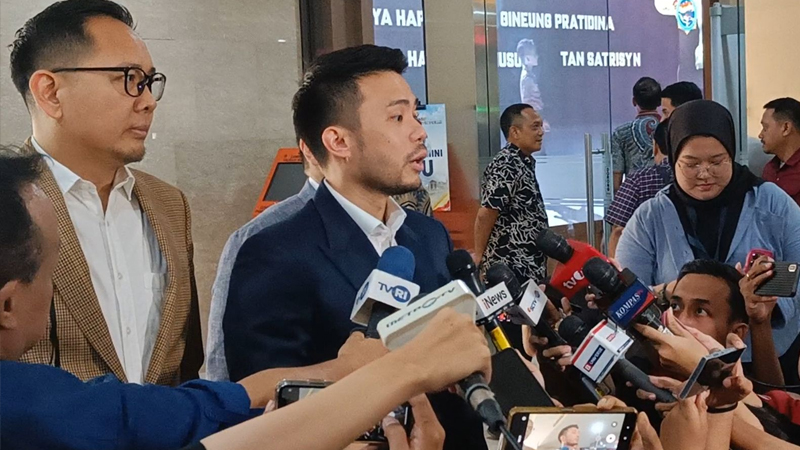 Bukti Keaslian, Adik Ipar Jokowi Serahkan Ijazah Asli dari SD hingga Kuliah ke Bareskrim Polri